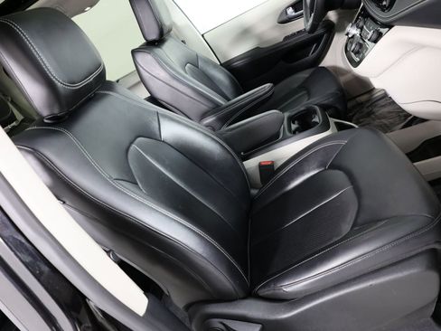 Used 2024 Chrysler Pacifica Touring-L AWD/4WD image 40