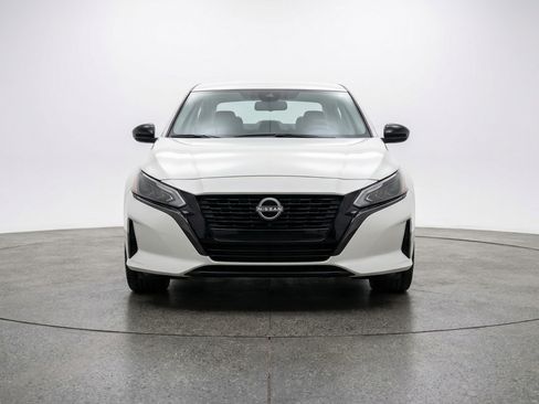 Used 2025 Nissan Altima 2.5 SV FWD image 2