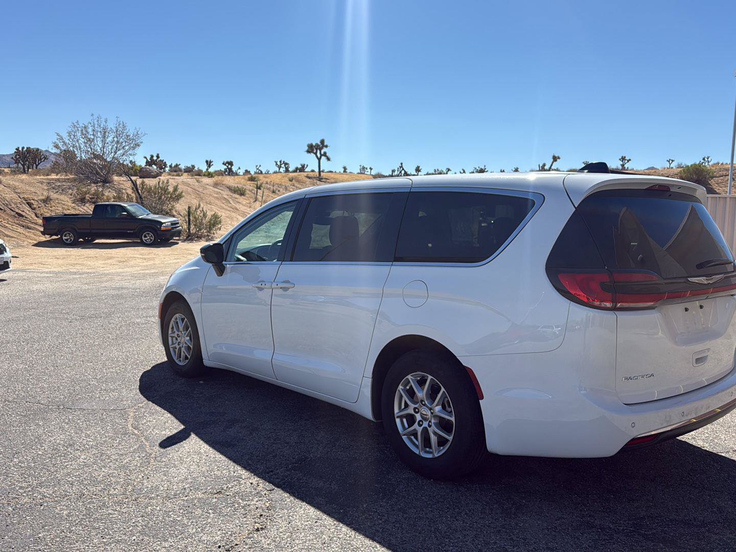 Used 2024 Chrysler Pacifica Touring-L FWD image 7