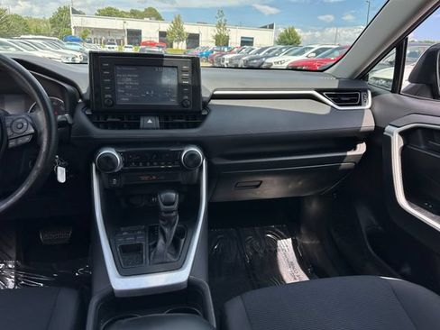 Used 2019 Toyota RAV4 LE FWD image 12