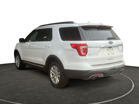 Used 2018 Ford Explorer XLT w/ Equipment Group 202A image 3