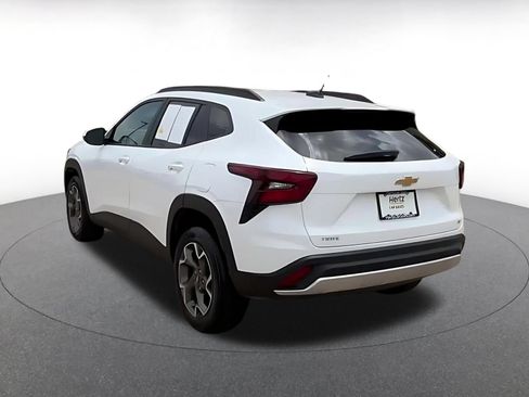 Used 2025 Chevrolet Trax LT w/ LT Convenience Package FWD image 4