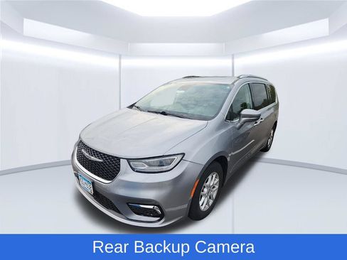 Used 2021 Chrysler Pacifica Touring-L FWD image 6