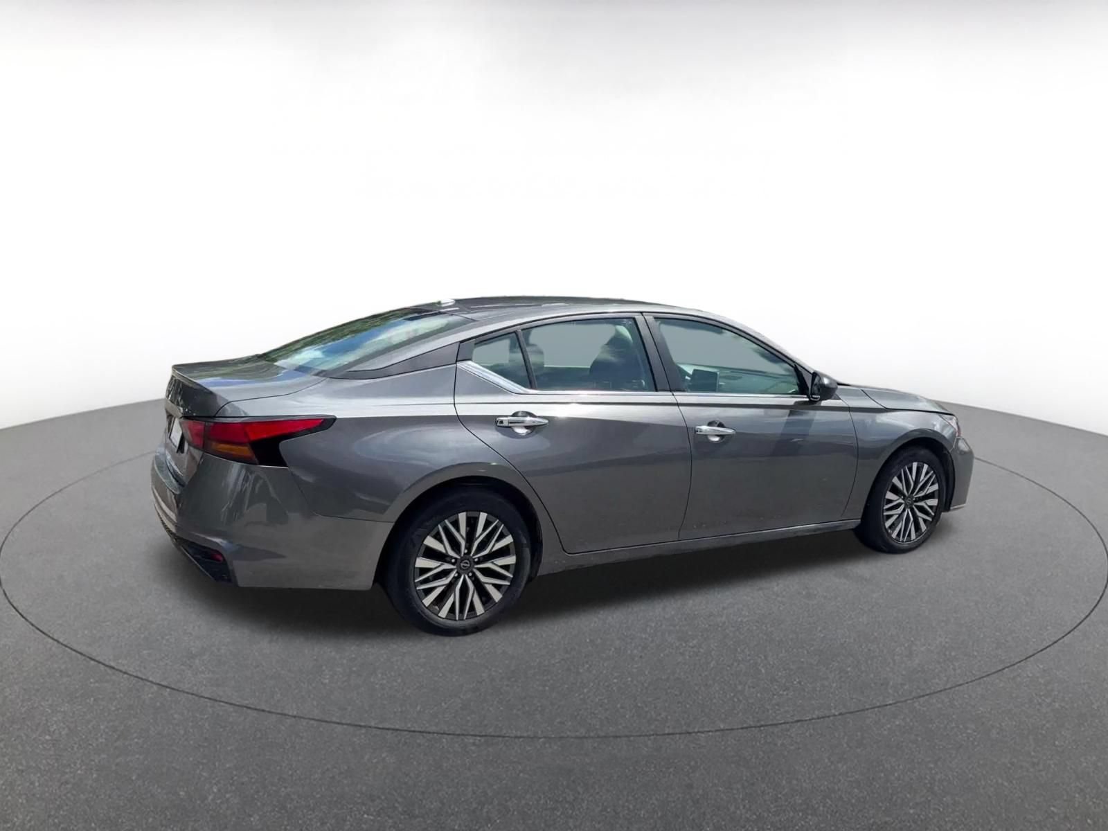 Used 2025 Nissan Altima 2.5 SV FWD image 13