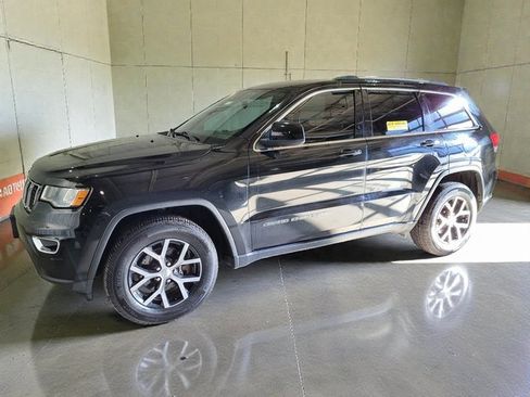 Used 2018 Jeep Grand Cherokee Laredo image 16