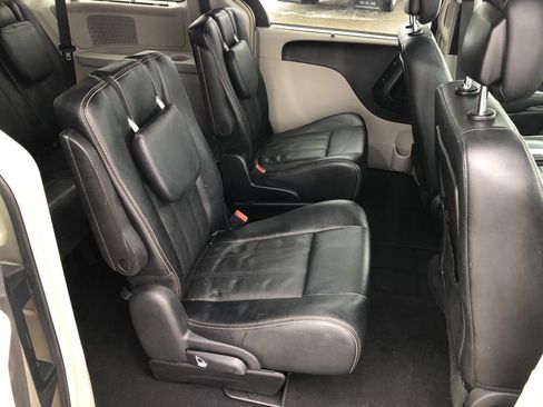 Used 2016 Chrysler Town & Country Touring-L image 26