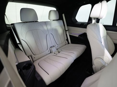 Used 2022 BMW X7 xDrive40i w/ M Sport Package image 12