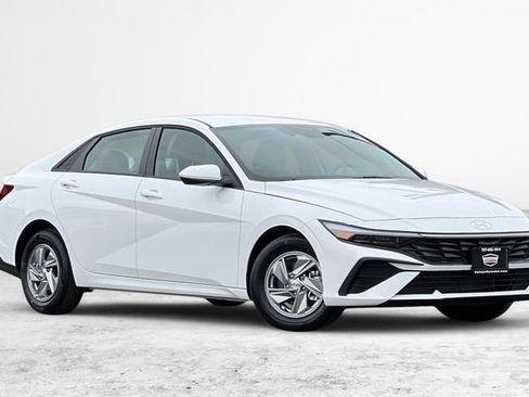 New 2026 Hyundai Elantra SE FWD image 2
