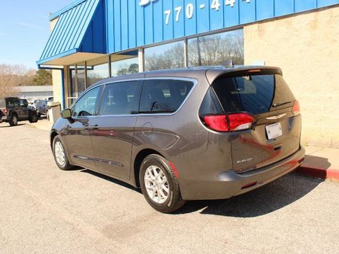 Used 2022 Chrysler Voyager LX image 5