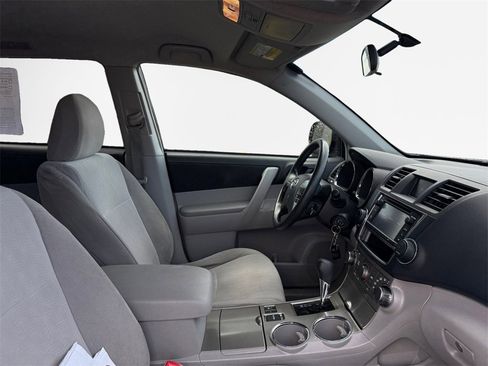 Used 2013 Toyota Highlander Plus w/ Cold Weather Pkg image 26