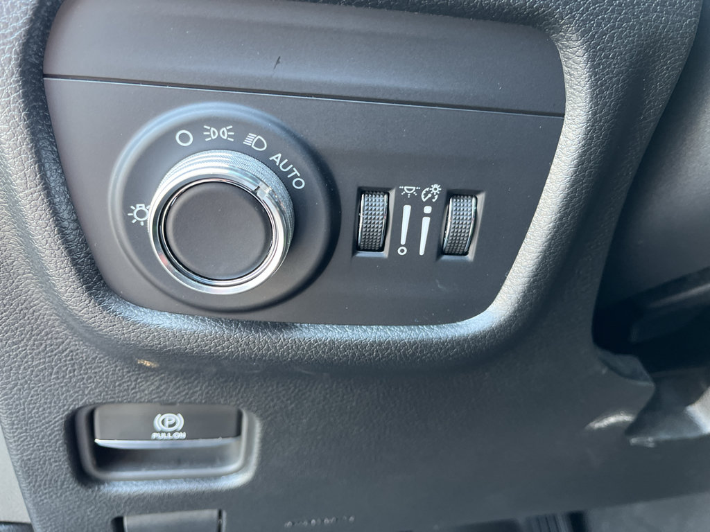 Used 2025 Jeep Grand Cherokee L Laredo RWD image 14