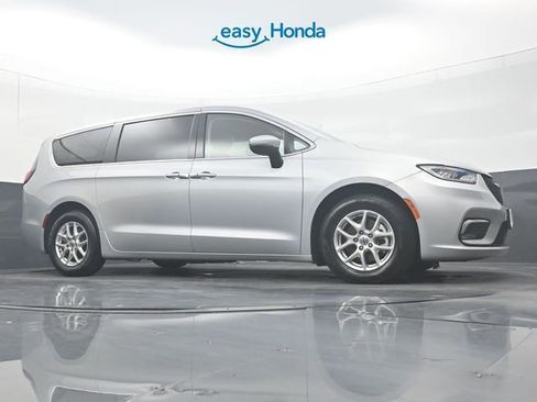 Used 2023 Chrysler Pacifica Touring-L FWD image 27