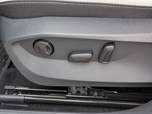 Used 2025 Volkswagen Taos SE image 15