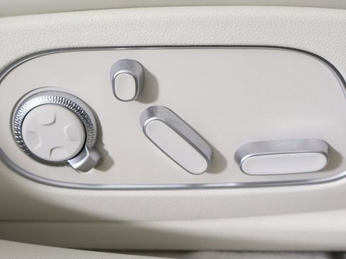 Used 2025 Genesis G90 3.5T image 43