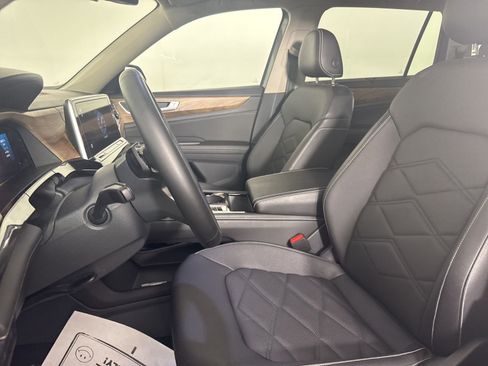 Used 2025 Volkswagen Atlas SE FWD image 8
