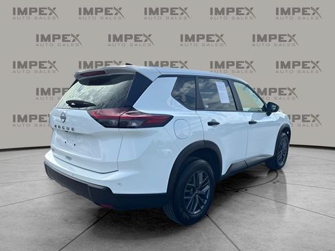 Used 2024 Nissan Rogue S FWD image 3