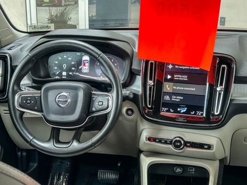 Used 2019 Volvo XC40 T4 Momentum FWD image 12