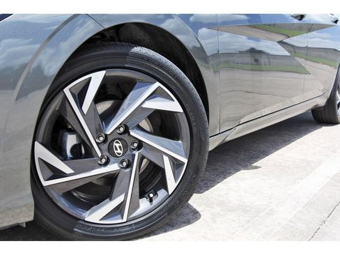 Used 2025 Hyundai Elantra SEL FWD image 30
