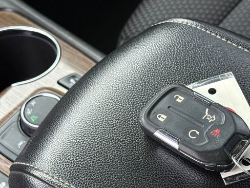 Used 2023 GMC Acadia SLE w/ Driver Convenience Package image 57