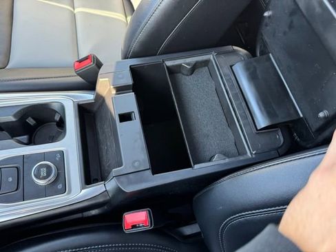 Used 2022 Ford Explorer XLT w/ XLT Sport Appearance Package image 21