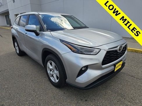 Used 2024 Toyota Highlander LE image 4