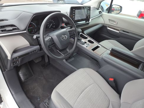 Certified 2024 Toyota Sienna LE image 15