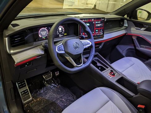 New 2026 Volkswagen Tiguan SE R-Line FWD image 8