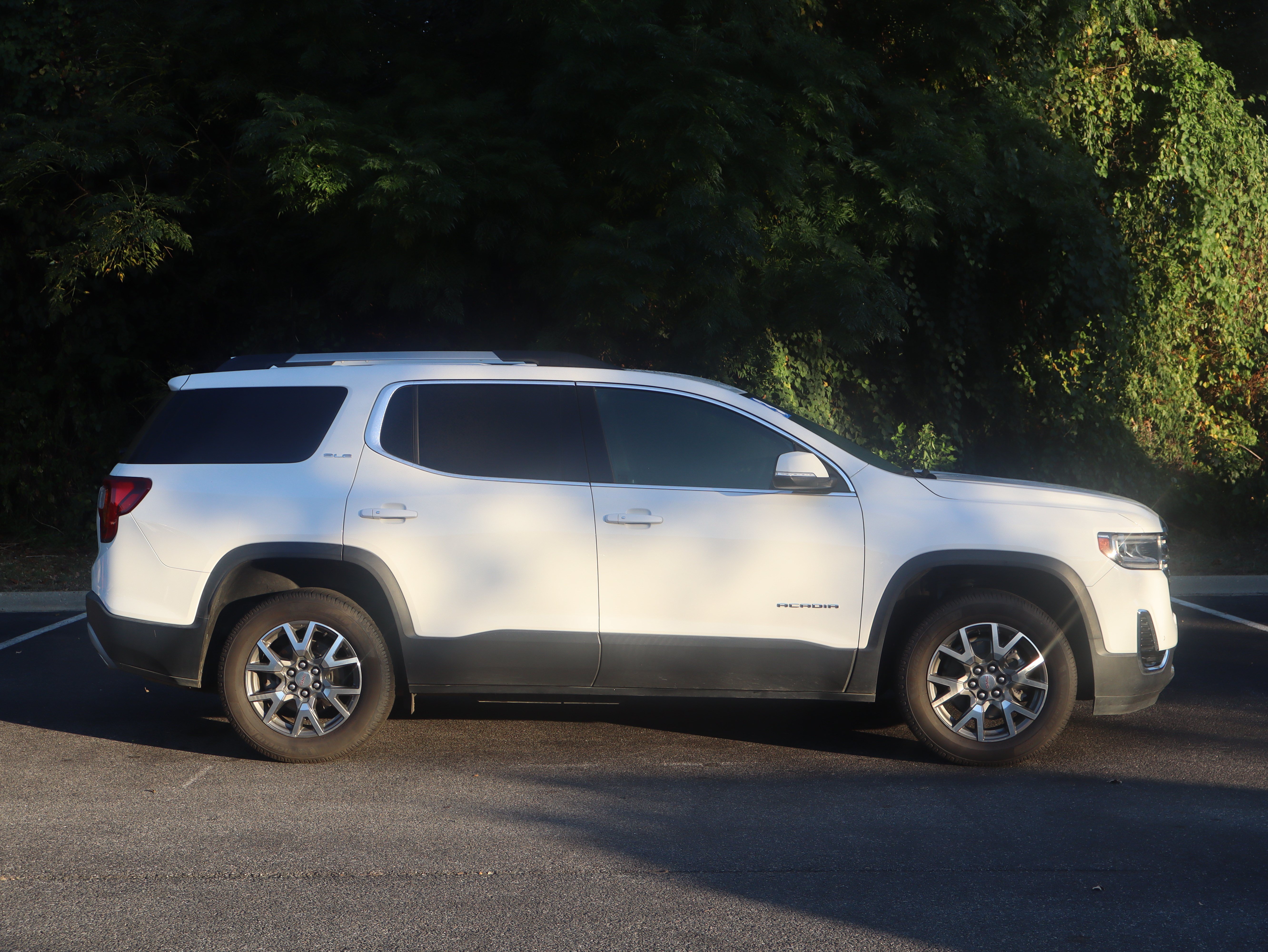 Used 2023 GMC Acadia SLE w/ Driver Convenience Package FWD image 10