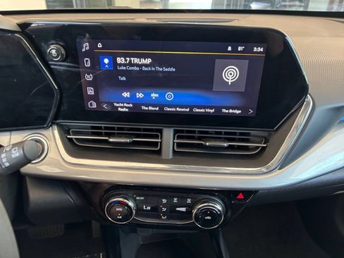 Used 2025 Chevrolet Trax LT FWD image 17