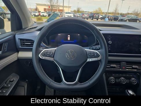 Used 2024 Volkswagen Taos SE AWD/4WD image 16