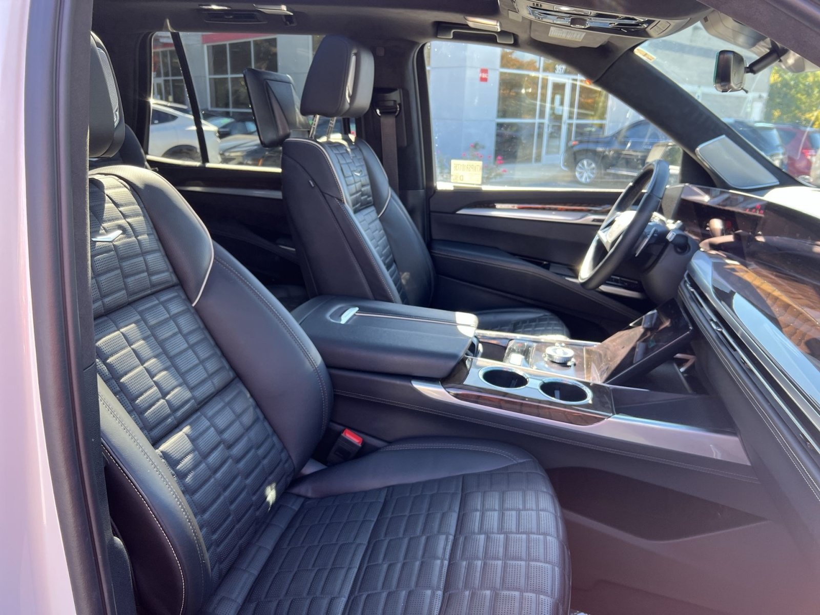 Used 2025 Cadillac Escalade Premium Luxury Platinum AWD/4WD image 28