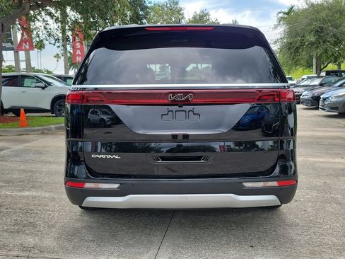 Used 2024 Kia Carnival LX FWD image 5