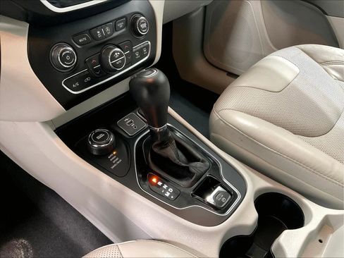 Used 2020 Jeep Cherokee Limited image 21