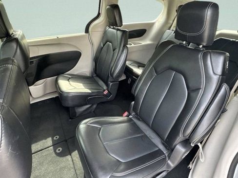 Used 2024 Chrysler Pacifica Touring-L FWD image 17