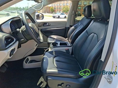 Used 2023 Chrysler Pacifica Touring-L FWD image 14