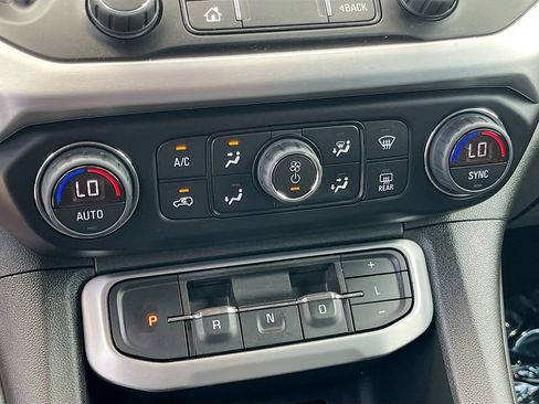 Used 2023 GMC Acadia SLT w/ Elevation Edition FWD image 16