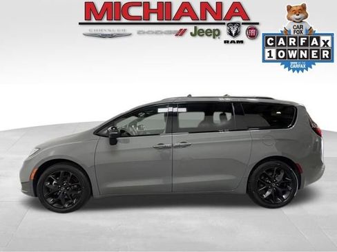 Certified 2025 Chrysler Pacifica Limited image 1