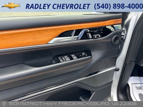 Used 2024 Jeep Grand Wagoneer L Series III AWD/4WD image 5