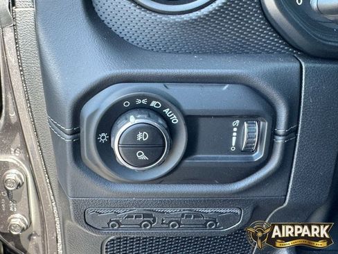 New 2025 Jeep Gladiator Rubicon w/ Convenience Group AWD/4WD image 23