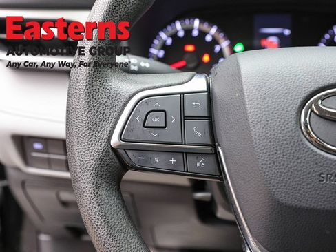Used 2021 Toyota Highlander L AWD/4WD image 15