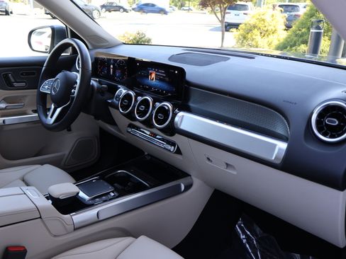 Used 2022 Mercedes-Benz GLB 250 w/ Premium Package Lite image 29