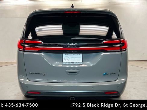Used 2023 Chrysler Pacifica Limited w/ Uconnect Theater Family Group FWD image 4