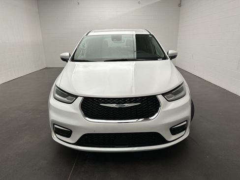 Used 2023 Chrysler Pacifica Touring-L FWD image 3