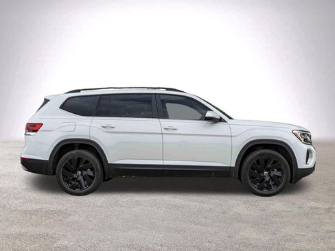Used 2024 Volkswagen Atlas SE w/ Black Wheel Package image 10