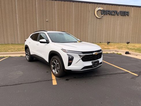 Used 2024 Chevrolet Trax LT w/ Driver Confidence Package FWD image 2