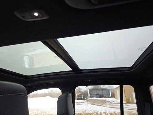 Used 2025 Jeep Grand Cherokee Limited w/ Luxury Tech Group II image 11