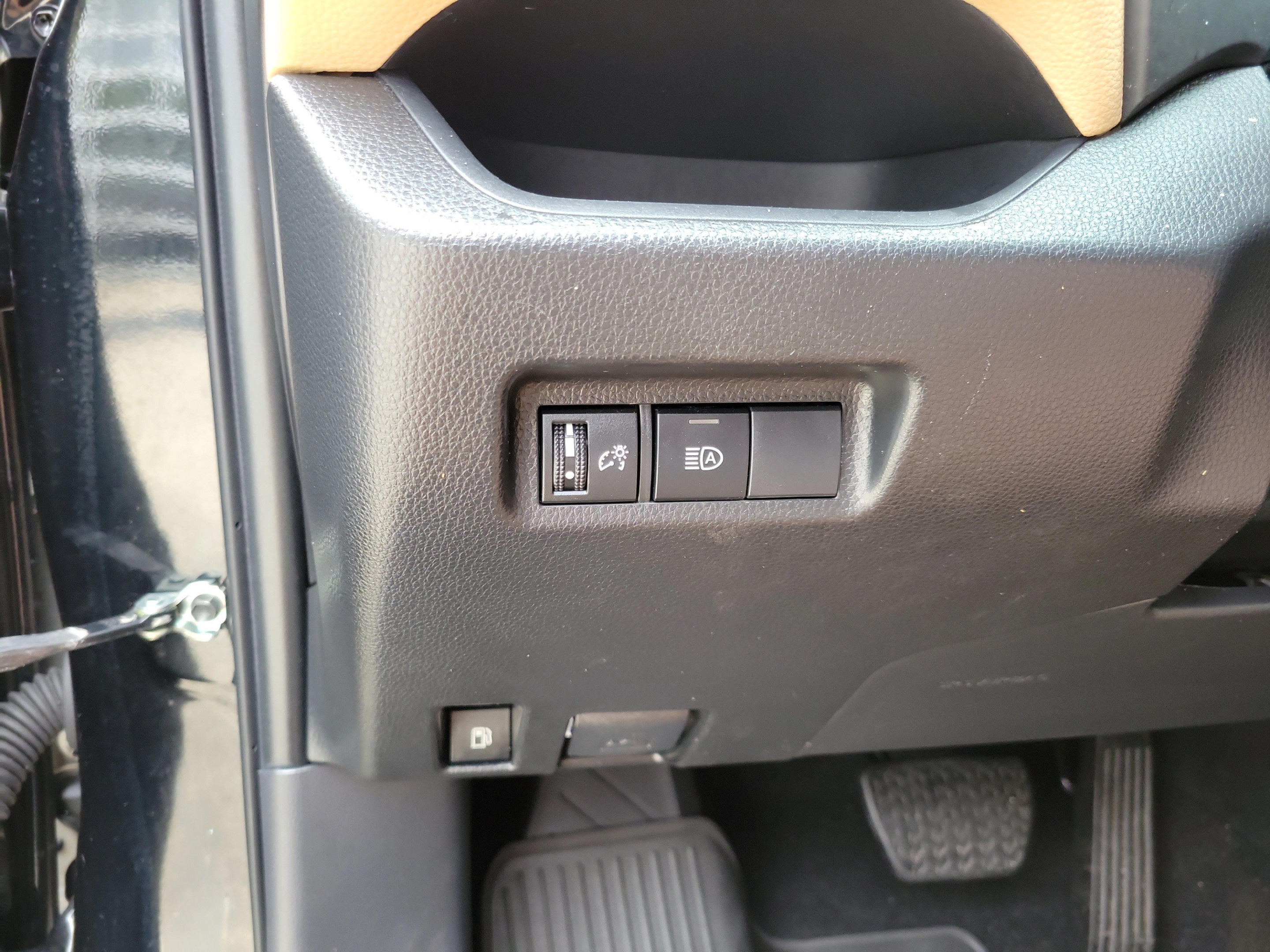 Used 2025 Toyota RAV4 LE AWD/4WD image 8