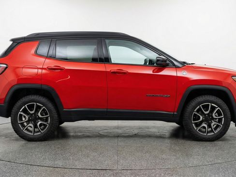 Used 2025 Jeep Compass Trailhawk AWD/4WD image 11