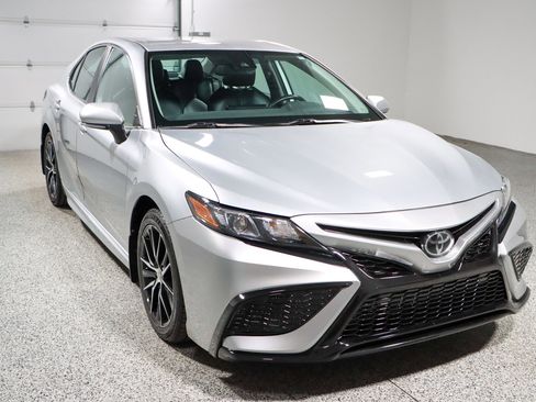 Used 2024 Toyota Camry SE w/ Cold Weather Package FWD image 5