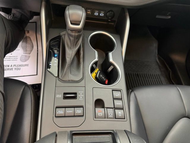 Used 2023 Toyota Highlander XLE AWD/4WD image 22